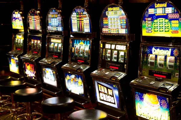 Live dealer table interface on wijayabet showing Wonderland game with betting options and player chat